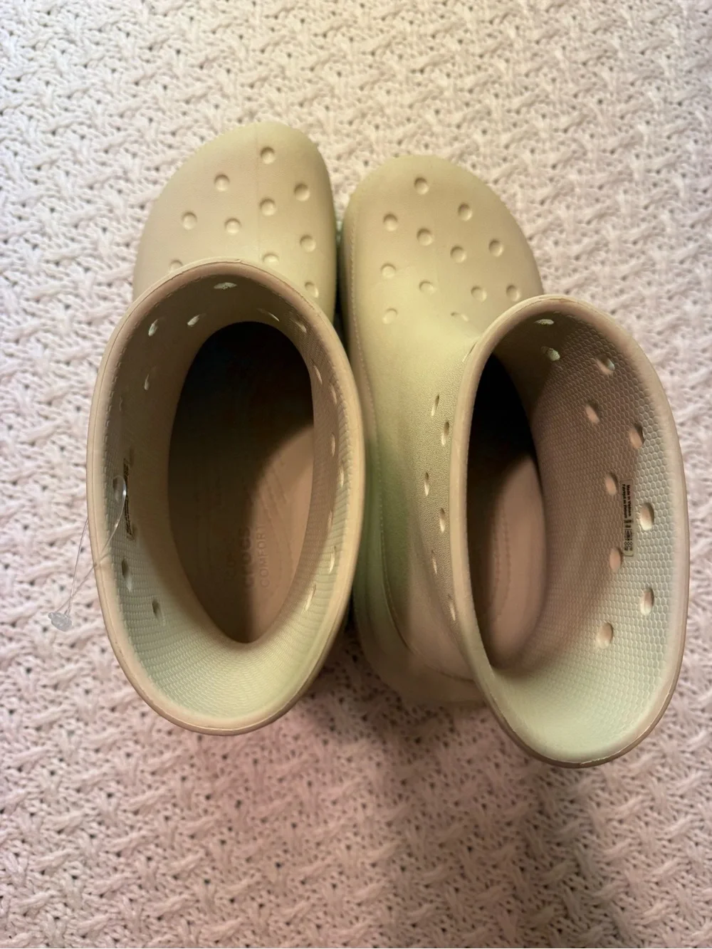 CROCS unisex women’s 8 Men’s 6 Cream Lightweight Waterproof Slip-On Rain Boots